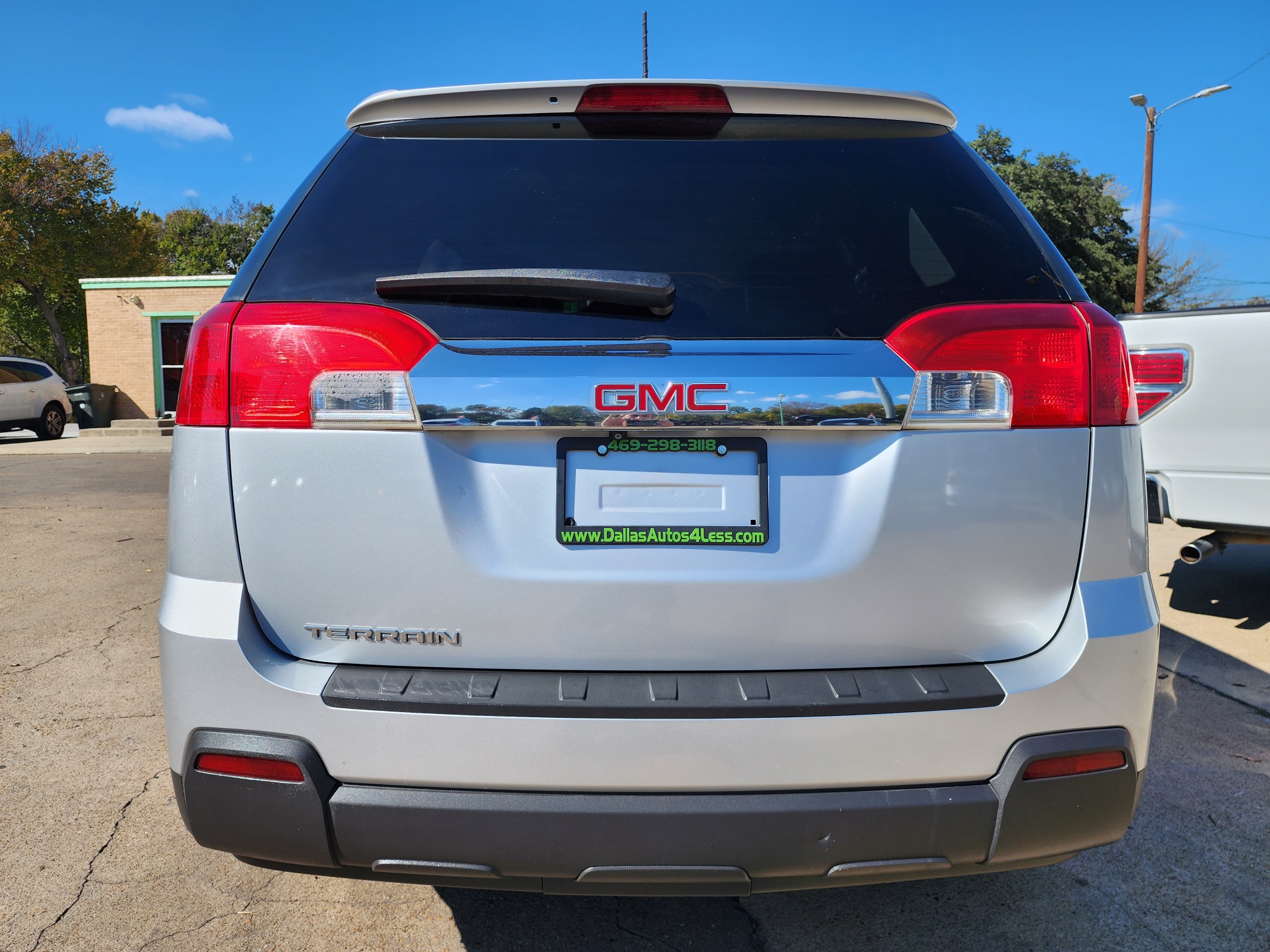 2013 SILVER GMC Terrain SLT (2GKALUEK0D6) with an 2.4L L4 DOHC 16V FFV engine, 6-Speed Automatic transmission, located at 2660 S.Garland Avenue, Garland, TX, 75041, (469) 298-3118, 32.885387, -96.656776 - Welcome to DallasAutos4Less, one of the Premier BUY HERE PAY HERE Dealers in the North Dallas Area. We specialize in financing to people with NO CREDIT or BAD CREDIT. We need proof of income, proof of residence, and a ID. Come buy your new car from us today!! This is a very well cared for 2013 GM - Photo #4